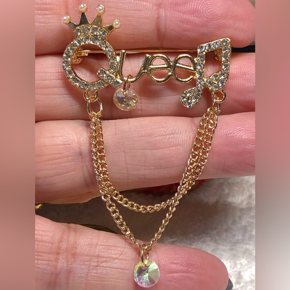 Pretty gold and rhinestone QUEEN brooch/pin - Picture 2 of 10